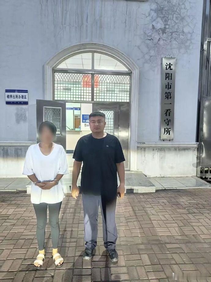 近日，辽宁沈阳。派出所接到周先生报警，称家中床上的金首饰、手表被盗。民警勘查现场，发现门窗没有撬动痕