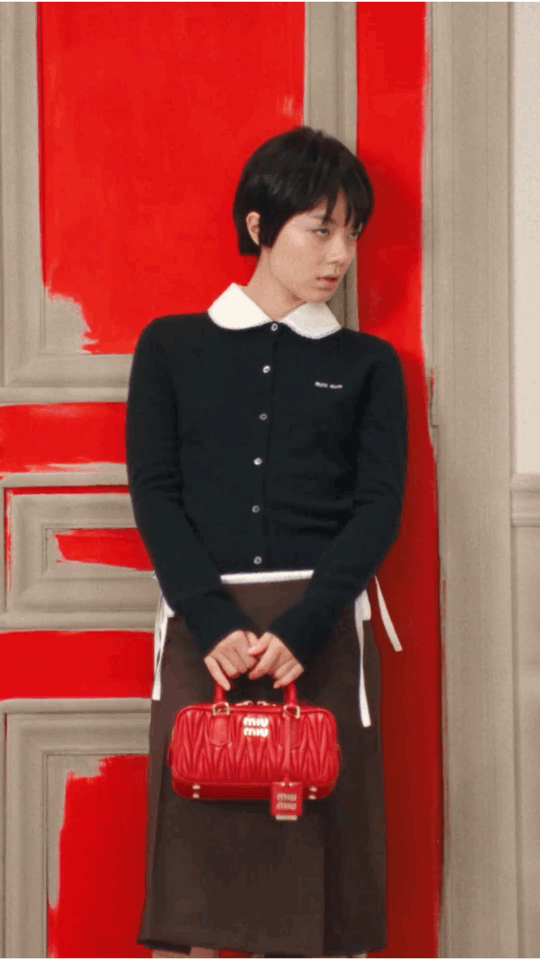 好消息是：赵今麦Miumiu物料出花絮动图了。坏消息是：动图比宣传大图更加一言难