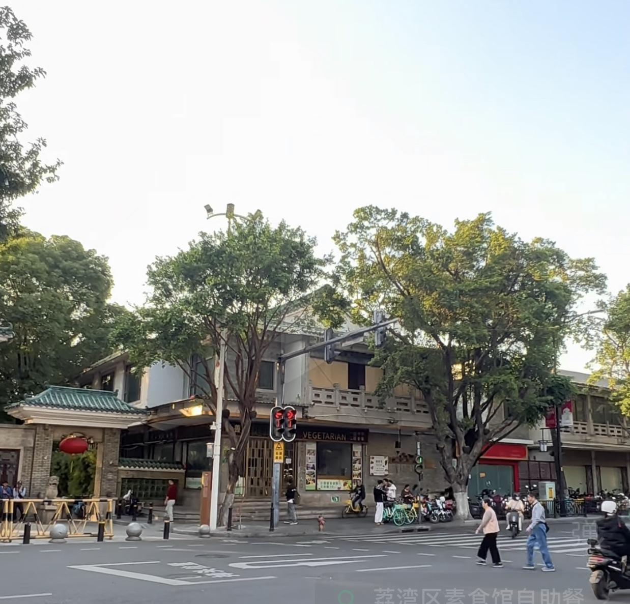 谁能想到，广州荔湾湖公园这家全素自助餐馆，这么好的地段，怎么也关门了呢？这