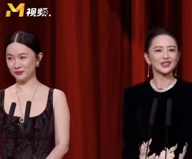 霍思燕今年45岁，佟丽娅今年42岁，金鸡奖的舞台上，明显能看出霍思燕开始老了。