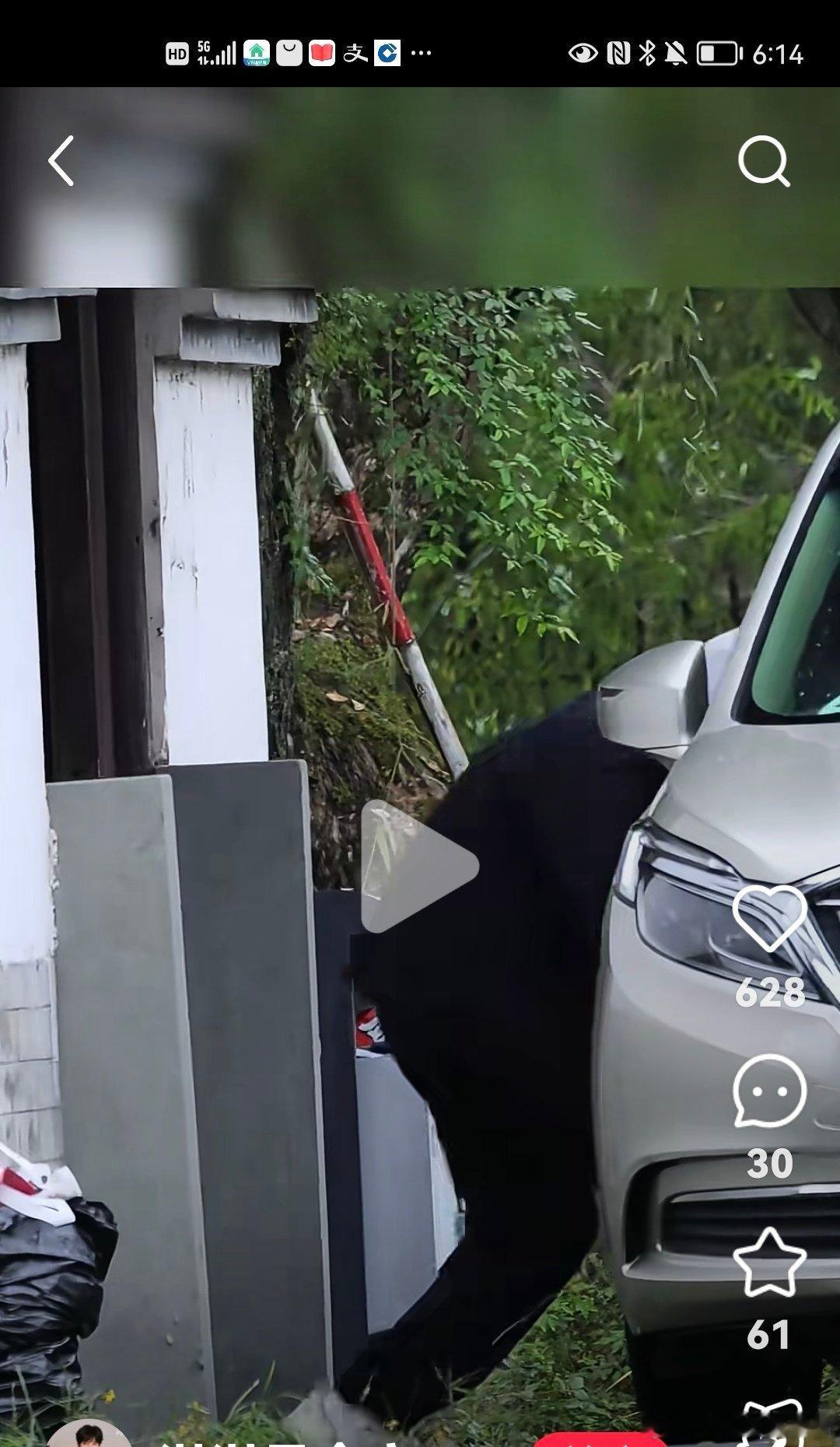 粉丝也觉得他整天像从厕所里面蹿出来一样