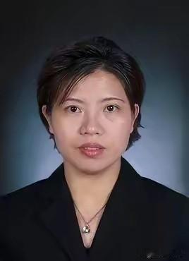 何妙玲可以说是恒大最幸运的高管之一，平安落地。恒大暴雷，许家印被判无期，56名高