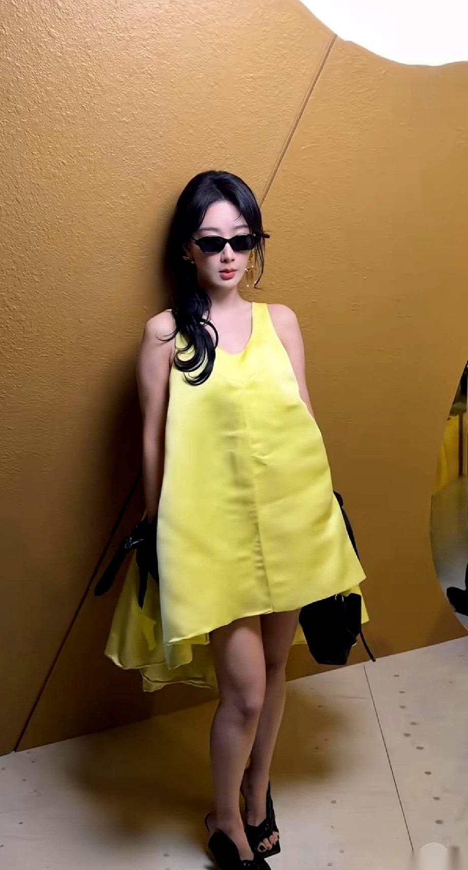 杨紫这次去巴黎时装周穿的那身纪梵希礼服，硬生生把网友看迷糊了。工作室刚发“出发图”的时候，那裙子平整