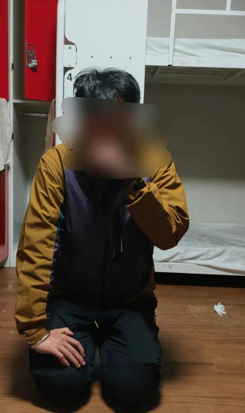 太让人愤怒了！22岁的中国女生独自在韩国旅行，入住釜山一家青年旅社，凌晨睡