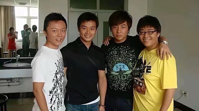 童星出道的谢苗、曹骏、释小龙、郝邵文合影，真怀念以前的娱乐圈氛围