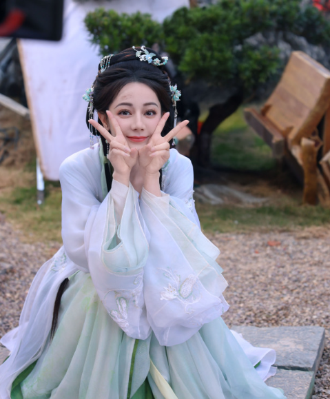 你是我今生渡不过的劫，多看一眼就心软