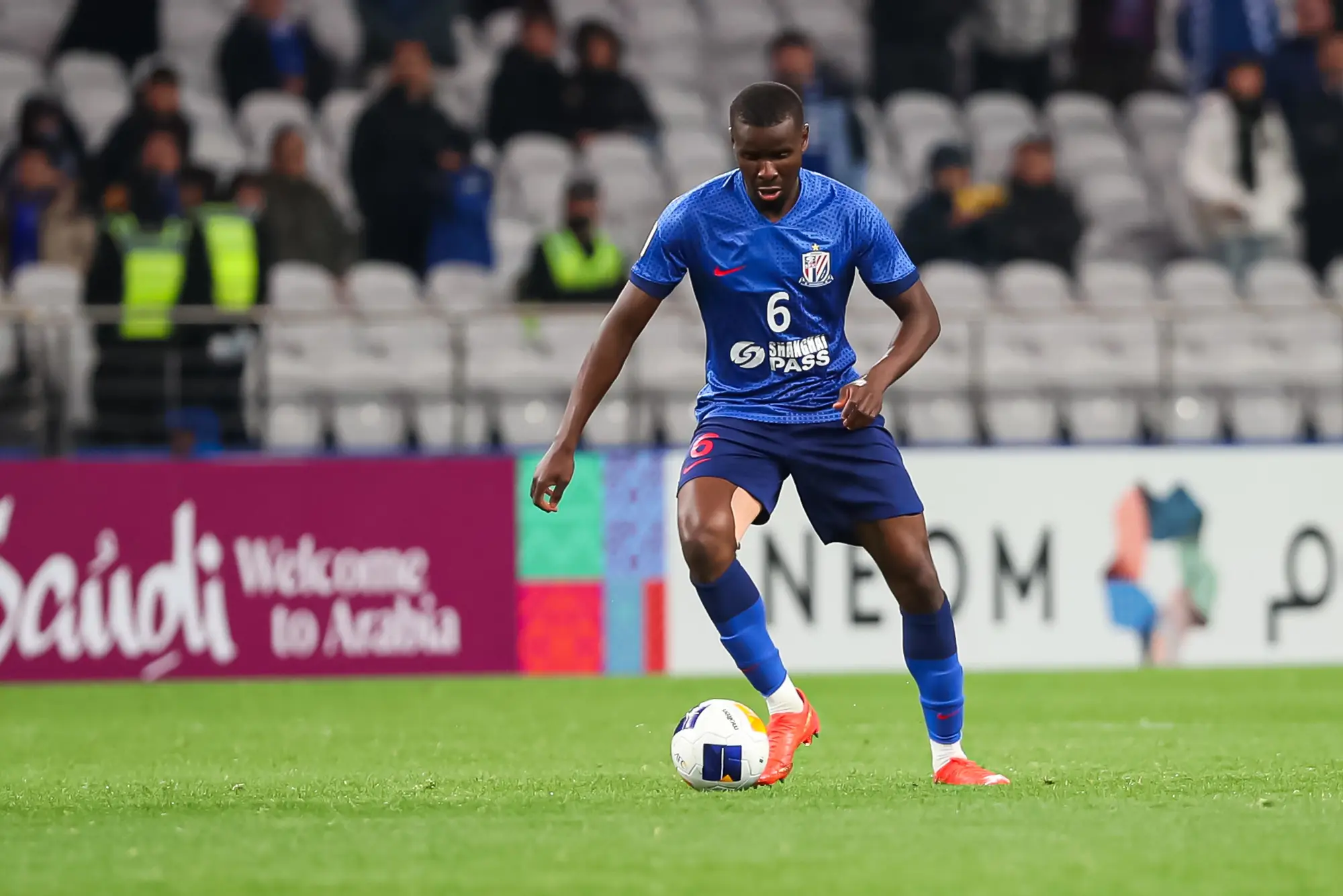 记者: 由于阿苏埃占用外援名额, 阿马杜将很难留在申花