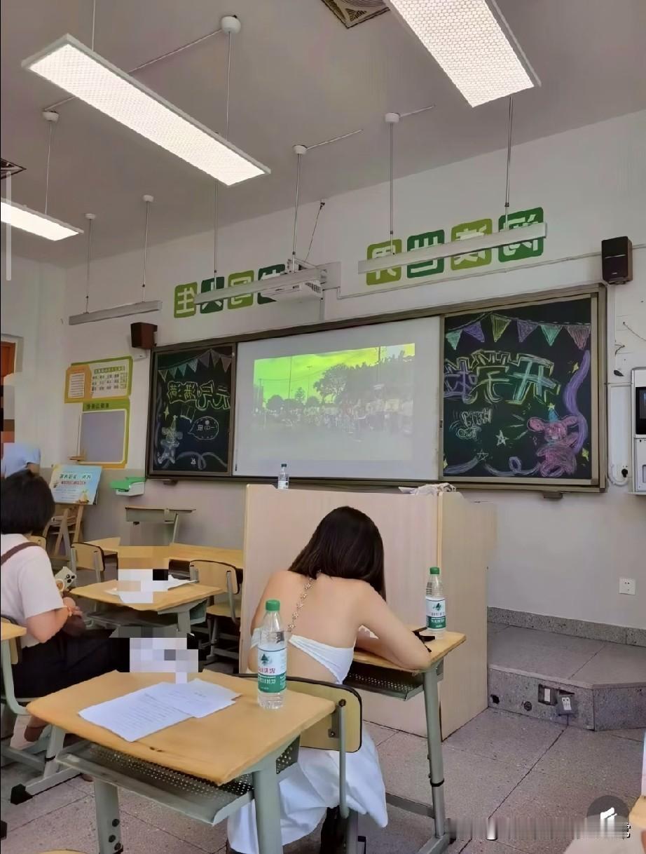 开家长会全程走神，目光压根离不开这位宝妈来学校参加孩子的家长会，台上老师讲