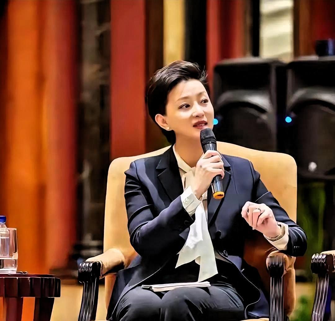 他从来没有在公开场合提过我。杨澜这句话，说的是前夫张一兵。离婚几十年，他