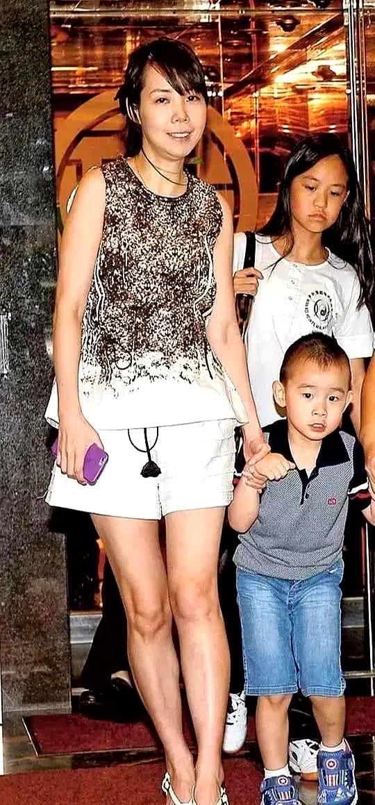 女儿刘秀盈深夜发文，直接喊话：“我爸从没抛弃我们姐弟！”刘銮雄75岁生日这天