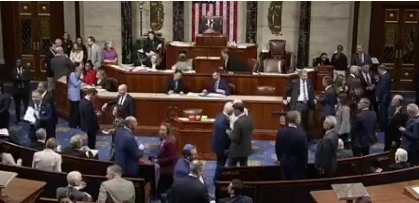 加拿大积极向中方靠拢，美众议院意识到不妙：投票要求特朗普让步！最近美国众议院发生