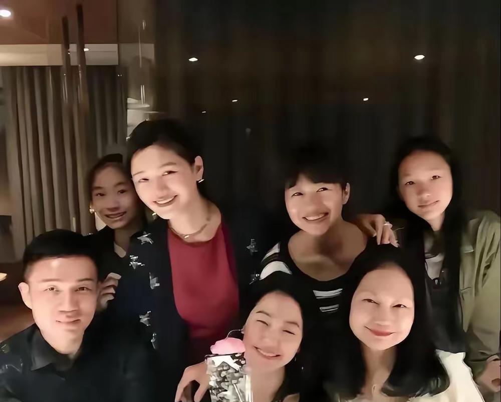 S妈又晒老照片，企图和汪小菲拉关系，证明自己是个“好外婆”……特别奇怪，S妈不