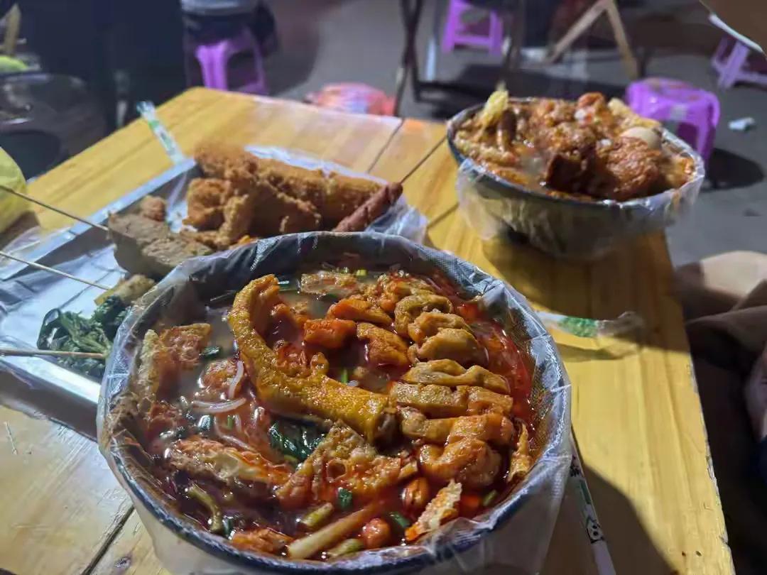 大集上卖羊汤豆腐脑各种拉面板面的都是用的耐高温塑料袋？在一条街上的好几家小饭馆