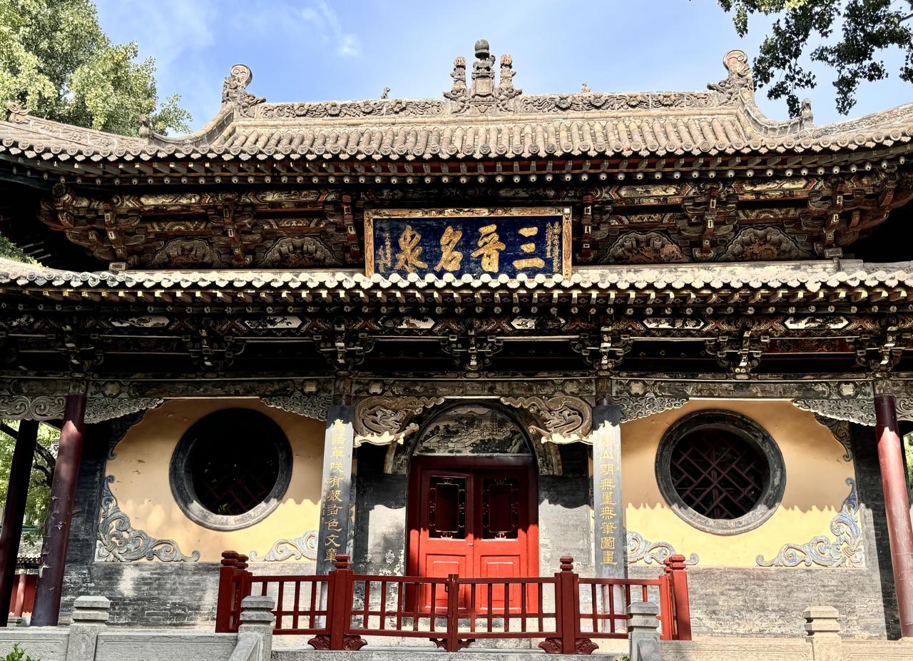 早就听过“不到晋祠，枉到太原”，这次来山西，被朋友硬拉着走进晋祠。说实话，站在门