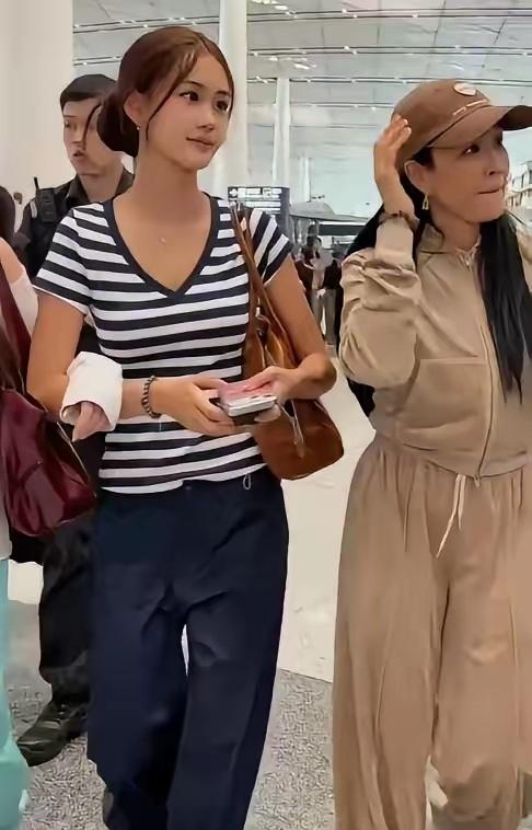 6月23日，钟丽缇携女儿考拉在北京机场被网友偶遇，并拍照留念！镜头下的钟丽缇身