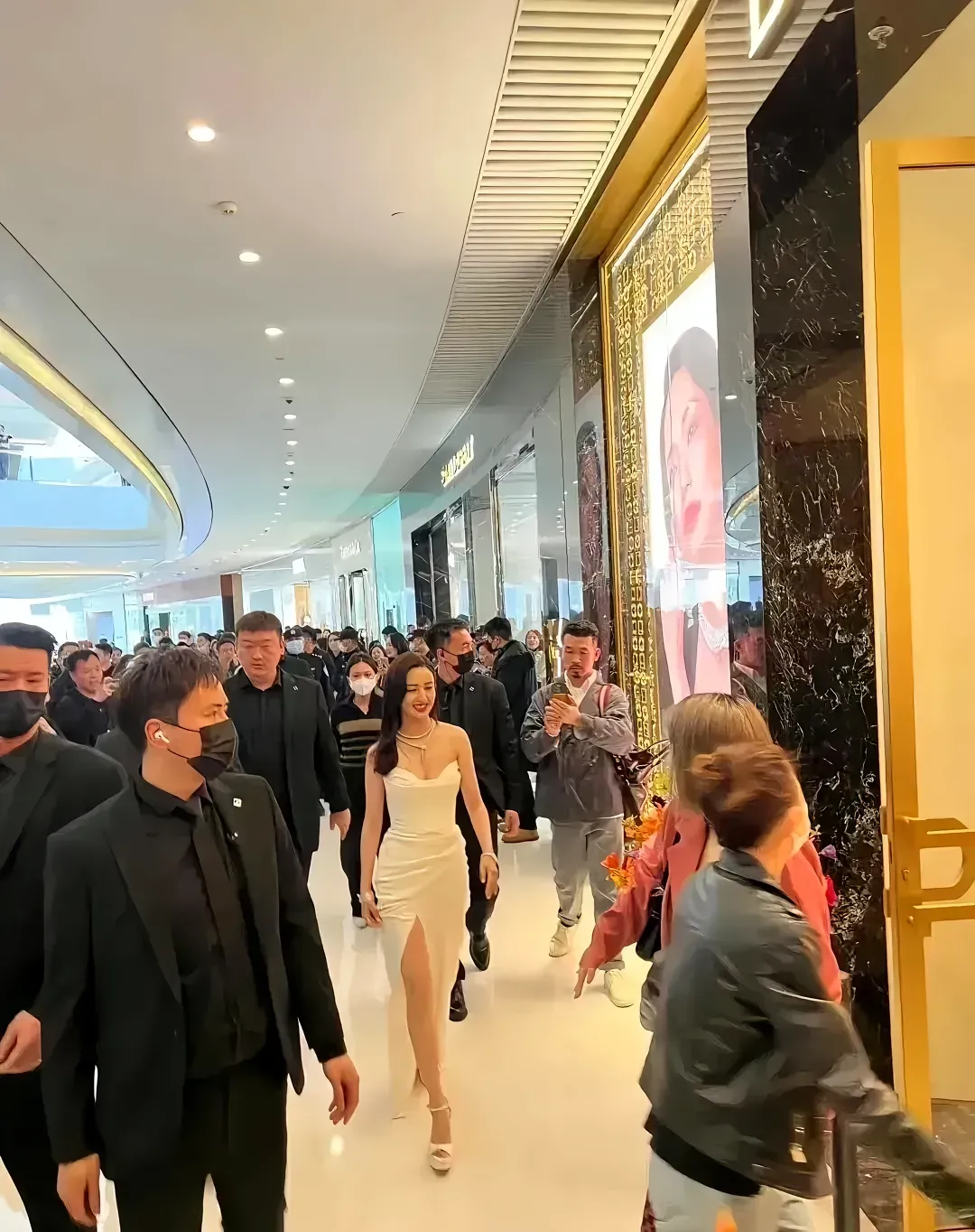 这位女星才配了十个保镖，配上一百个不算多吧