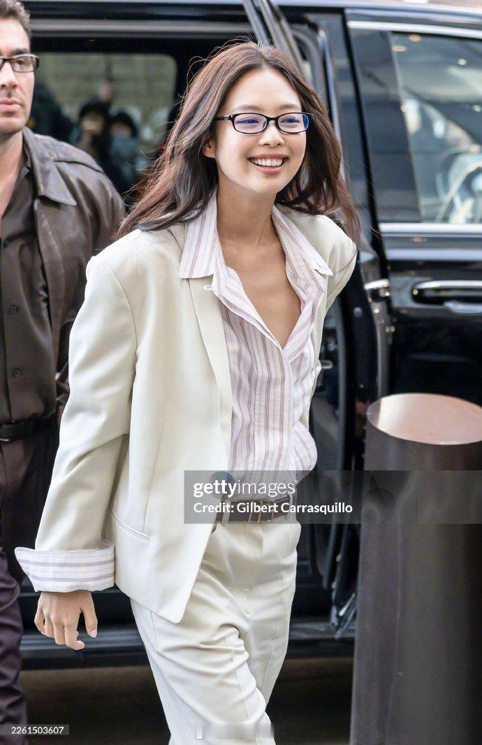 jennie高智感妈咪窄框眼镜+白色西装，Jennie这身学院风轻熟造型太绝了