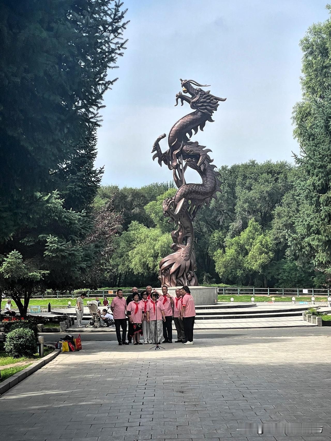 哈尔滨“平房公园”不平凡。在美丽的哈尔滨，有一个叫“平房公园”的景区，挺有特
