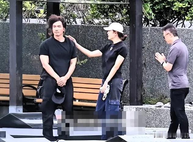 为啥大S入土没多久亲戚朋友天天给她上坟还搞直播？这事闹得挺不是滋味最近看到新闻