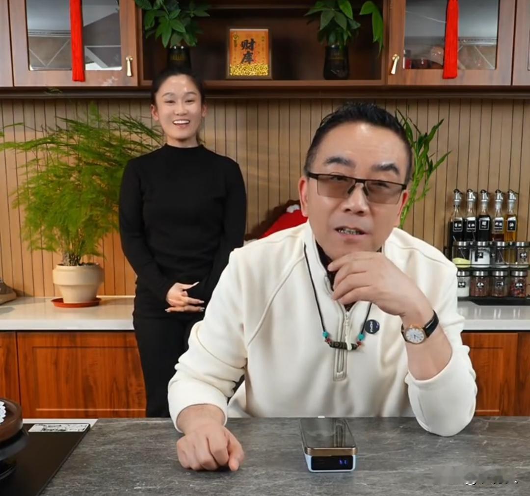杨议这些年确实挺惨的，老婆梦真和他离婚，父亲杨少华离他而去，相声界同行看不起他，