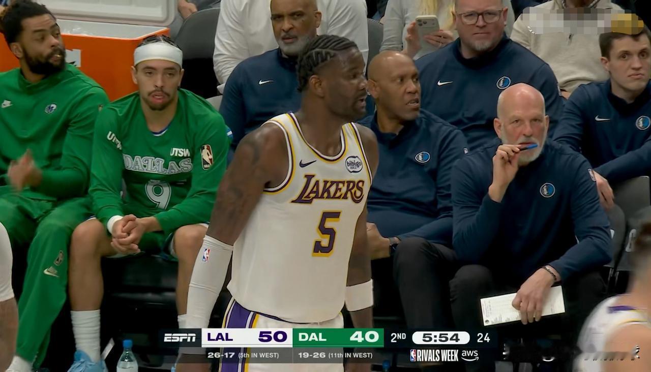 湖人主帅雷迪克对艾顿真是忍无可忍了！在今天湖人客场以116：110力克独行侠的比