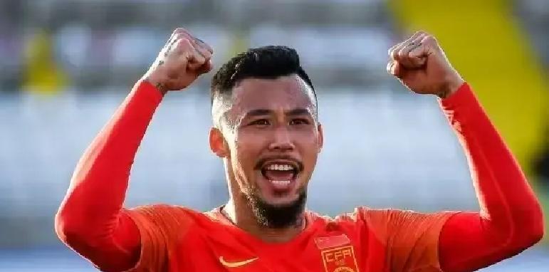 你猜海港买前锋先看什么？不是进球集锦，是GPS热力图。他们给巴甲银靴卡诺做背