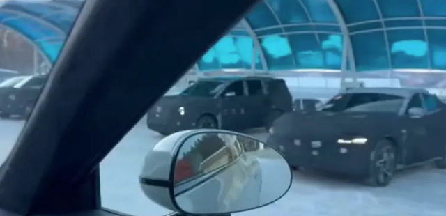 小米第三款车型谍照曝光，应该是辆奶爸车近日，网络上曝光了小米第三款车型的谍照图