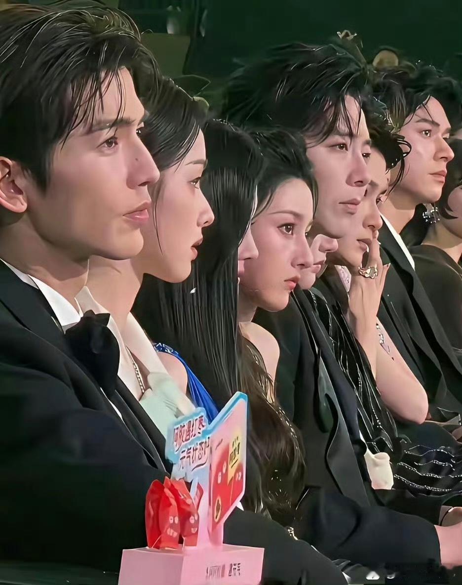 我刷到这张活动台下的同框生图，一眼就被震撼到，鼻子真的太影响整张脸的氛围感了。