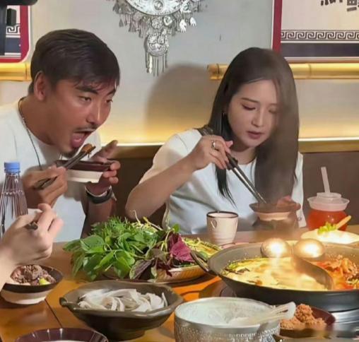 何洁和二婚老公刁磊吃饭被拍。