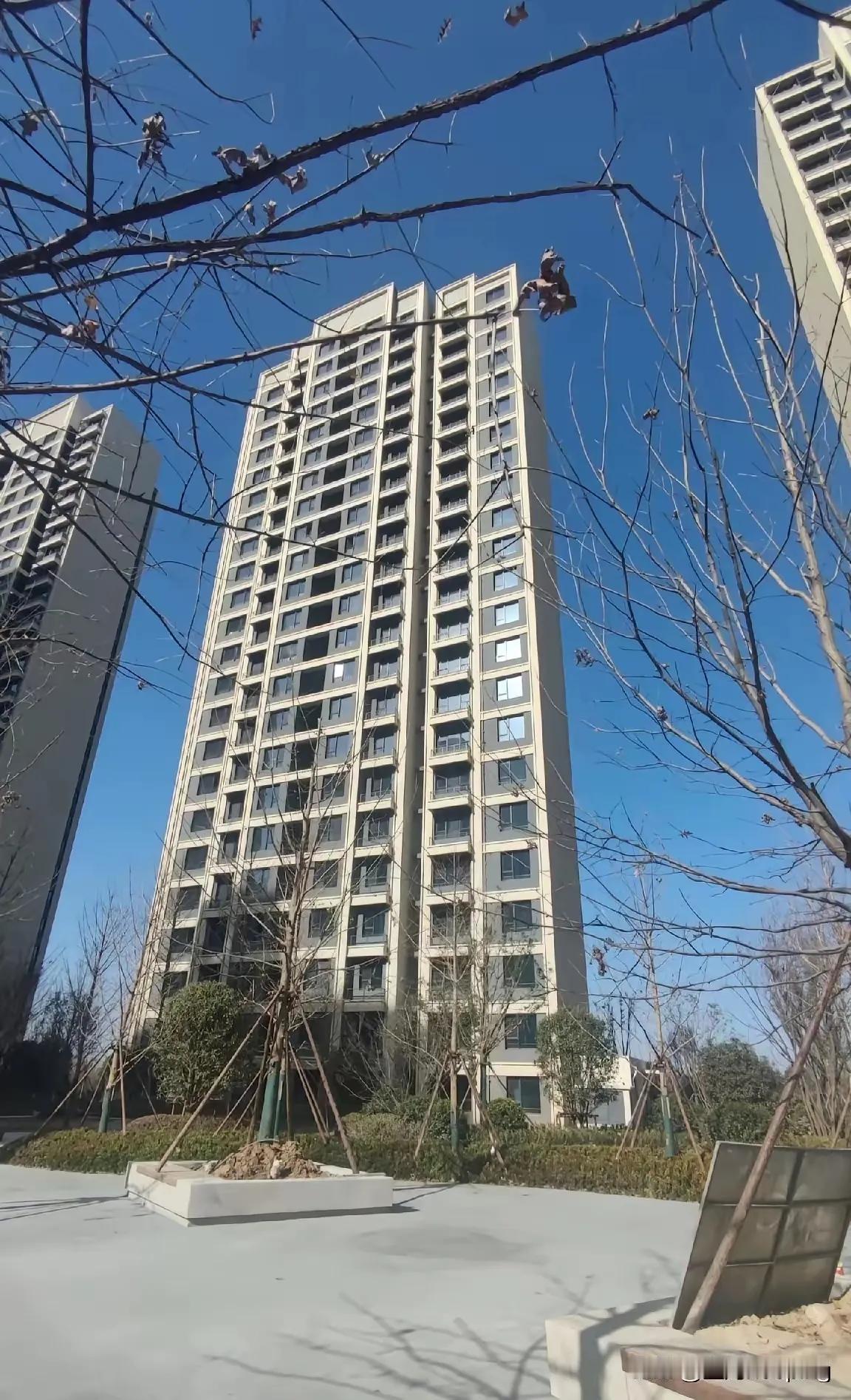 我有个朋友，一家三口全是体制内，本该安稳踏实，却被两套房彻底套牢，日子过得喘不过