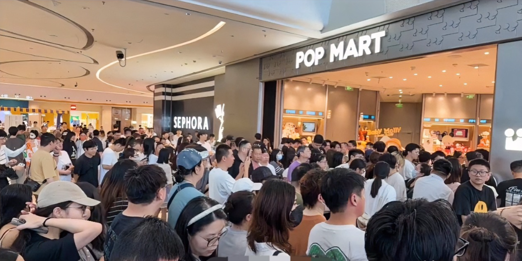 泡泡玛特翻车，意料之中了只是没想到这么快今天，泡泡玛特杭州店开业，不到几