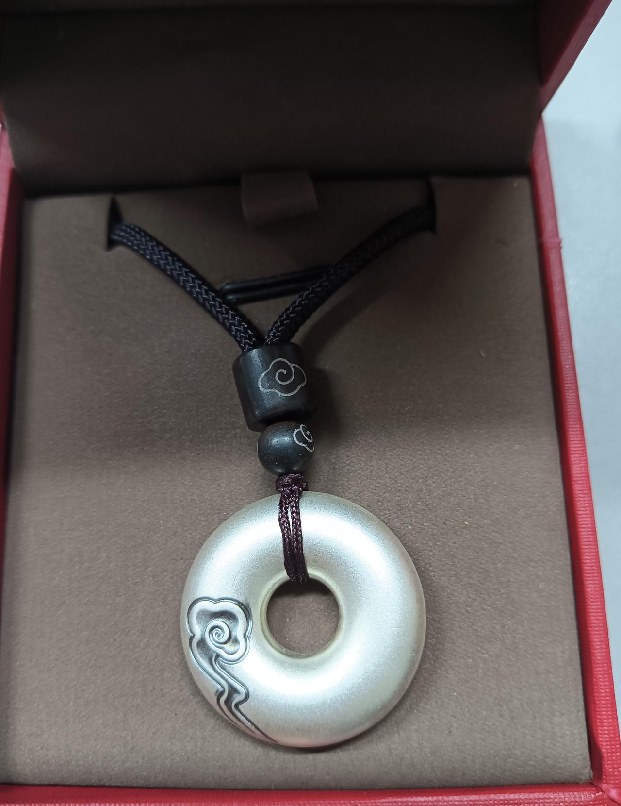 别再把银饰当普通首饰买了。我刚进银店，就被价格惊得退了两步。生日想买个银镯子