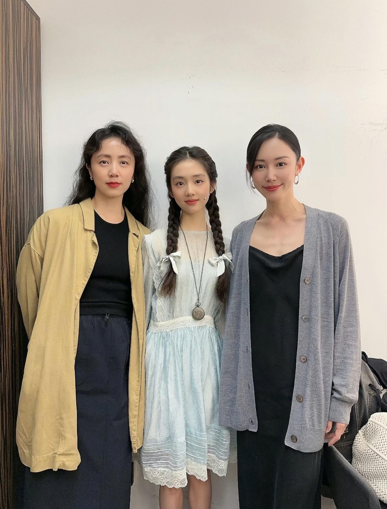 近日，朱洁静现身上海，看何炅与多多的话剧演出，并在后台一起合影。19岁的多多