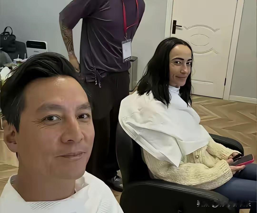 48岁的男人，带媳妇儿去理发，路人一瞅，嘿，怎么带了个兄弟出门啊。这不，最近