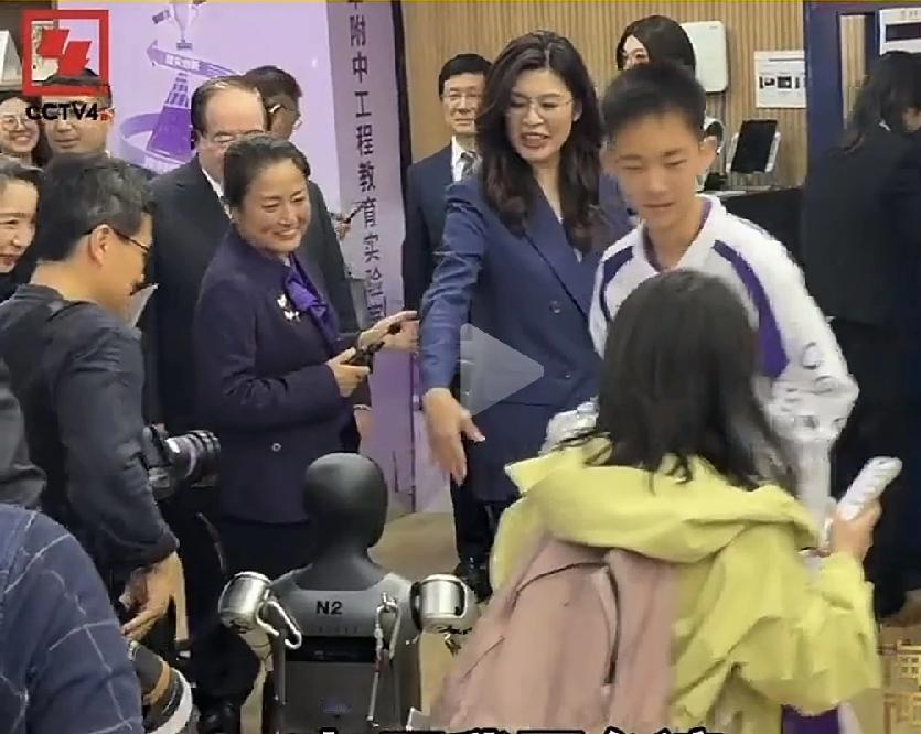 郑丽文要把清华附中机器人带到台湾带回家，一语双关，如果日后国民党在台湾执政，到时