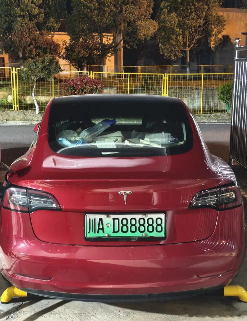 服务区偶遇川字最牛车牌！