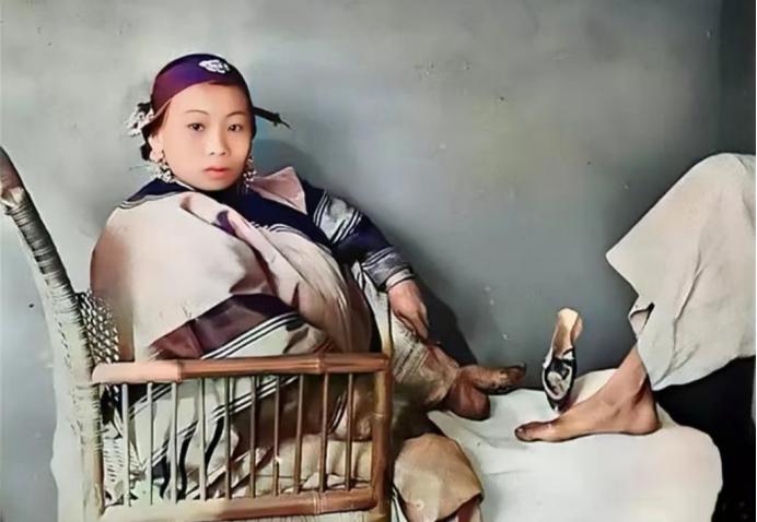 1870年，一个美国人费尽周折才让一位小脚妇人答应配合他拍张小脚的照片，当小脚的