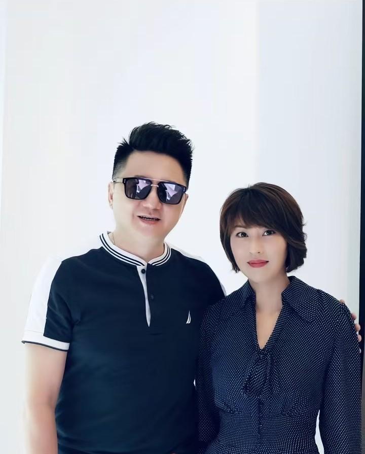 第一次见到金炜夫妻的合影照，原来他老婆这么美。金炜是土生土长的上海人，深耕上海电