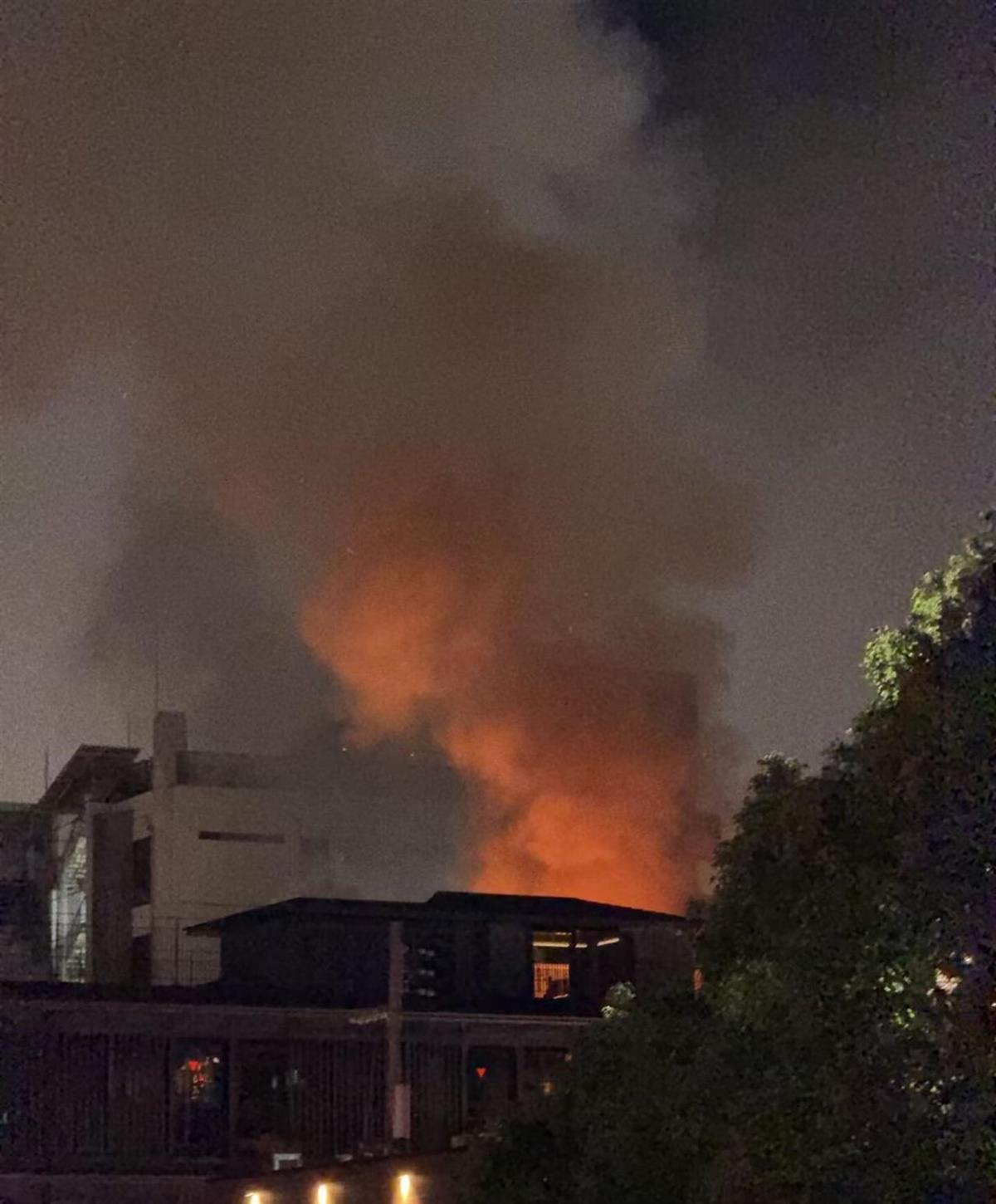 京都知名景点木屋町突发火灾，三层木质烤肉店因炭火引燃通风管致火势蔓延，幸无伤亡