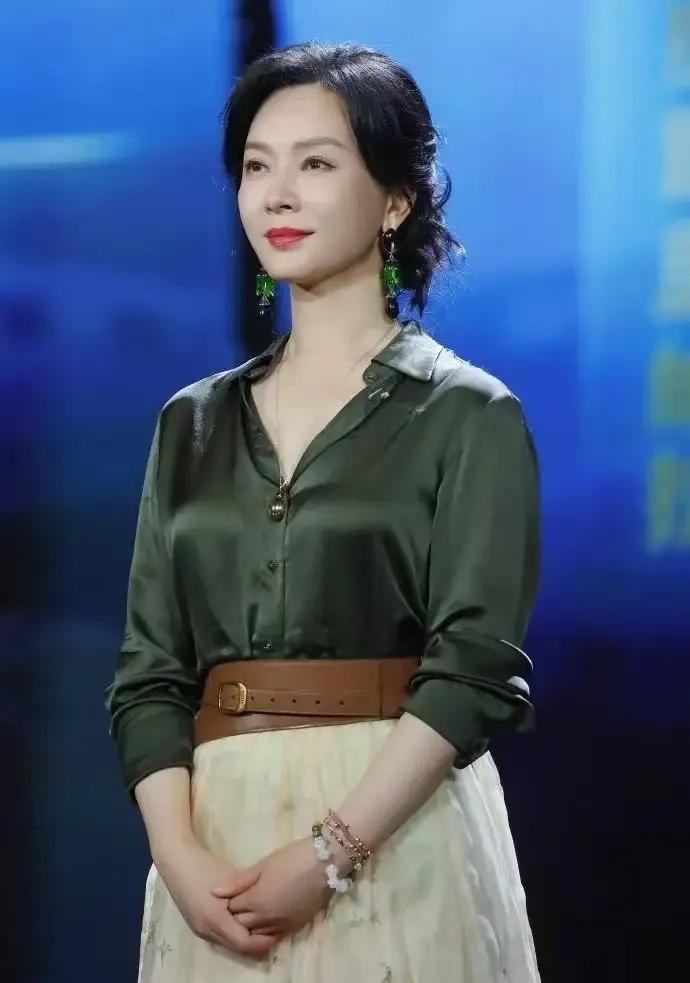 陈数这一身也太绝了！墨绿色缎面衬衫温柔显贵，搭配米白色印花半身裙，再用棕色宽腰带