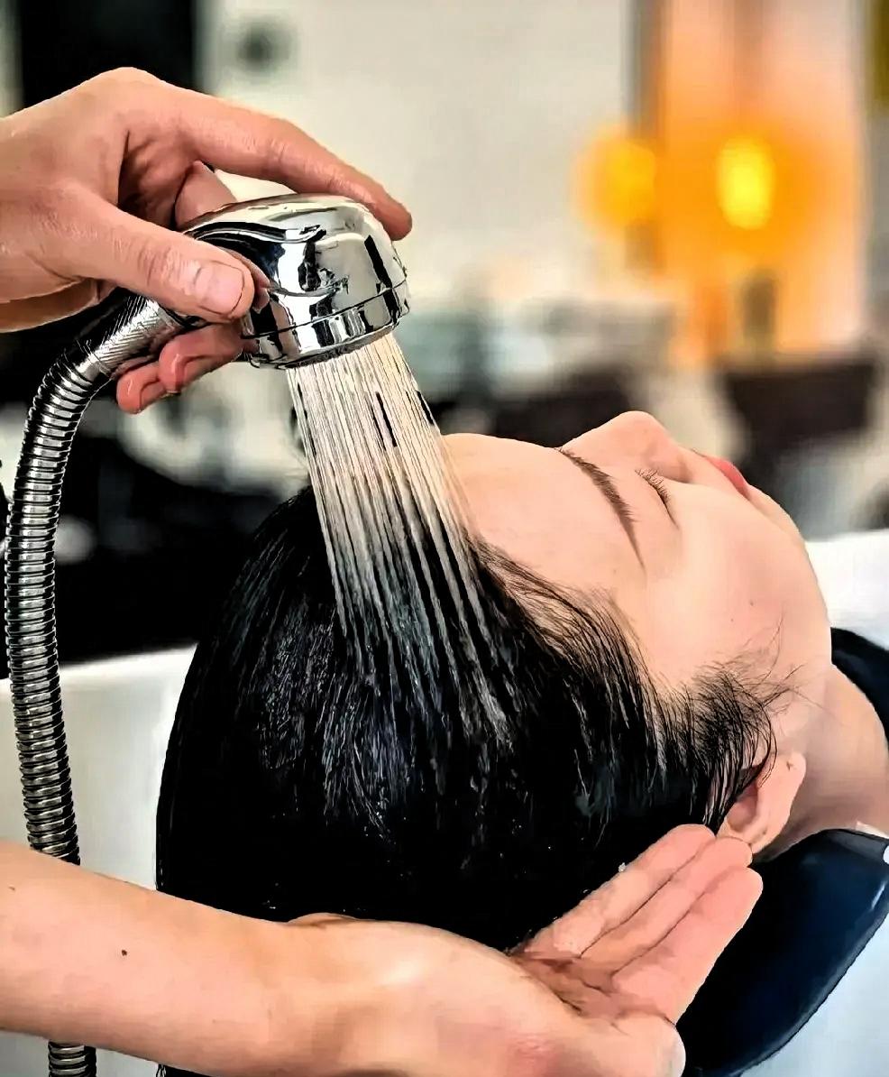 央妈都给咱科普了！一直以为头发只要洗得勤、吹得干，就能又顺又亮，结果央妈一提醒