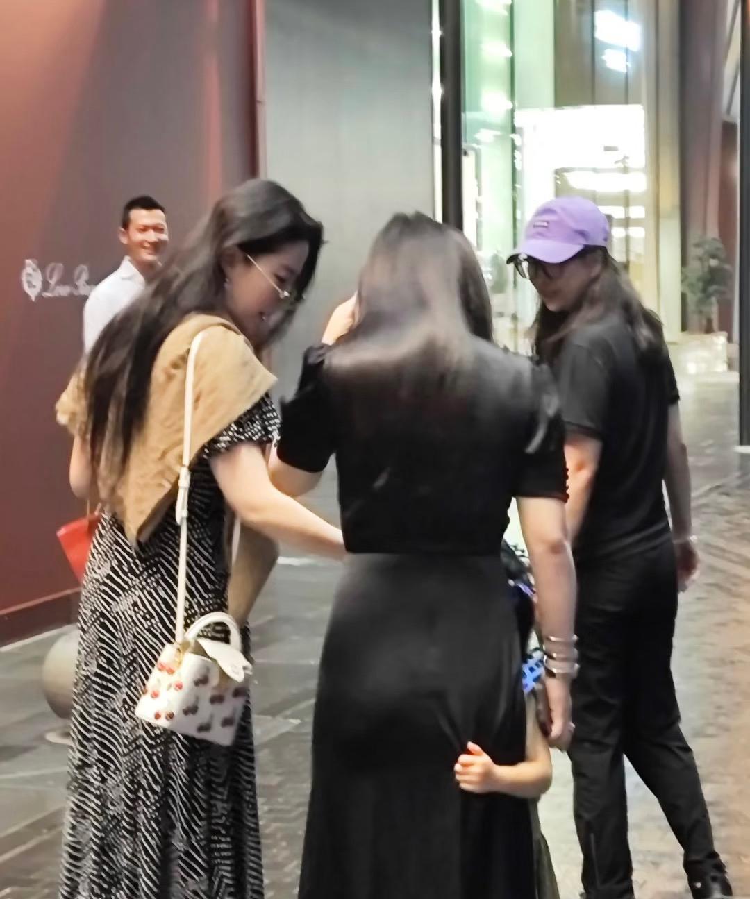 刘亦菲最新与好友们北京三里屯逛街～随便一拍就好像在拍电影啊，好美