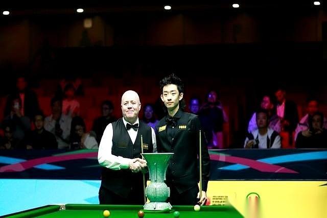 我靠，心脏都快跳出来了。一个20出头的小孩，跟“巫师”希金斯这种殿堂级的大神打