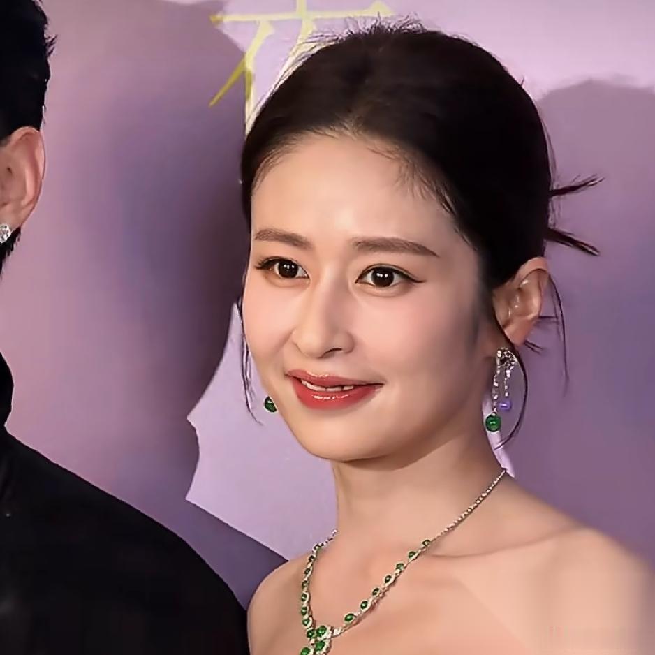 颖儿嫁给付辛博幸不幸福我不知道但有一点她真的很有耐心，单眼皮都因为每天贴双眼