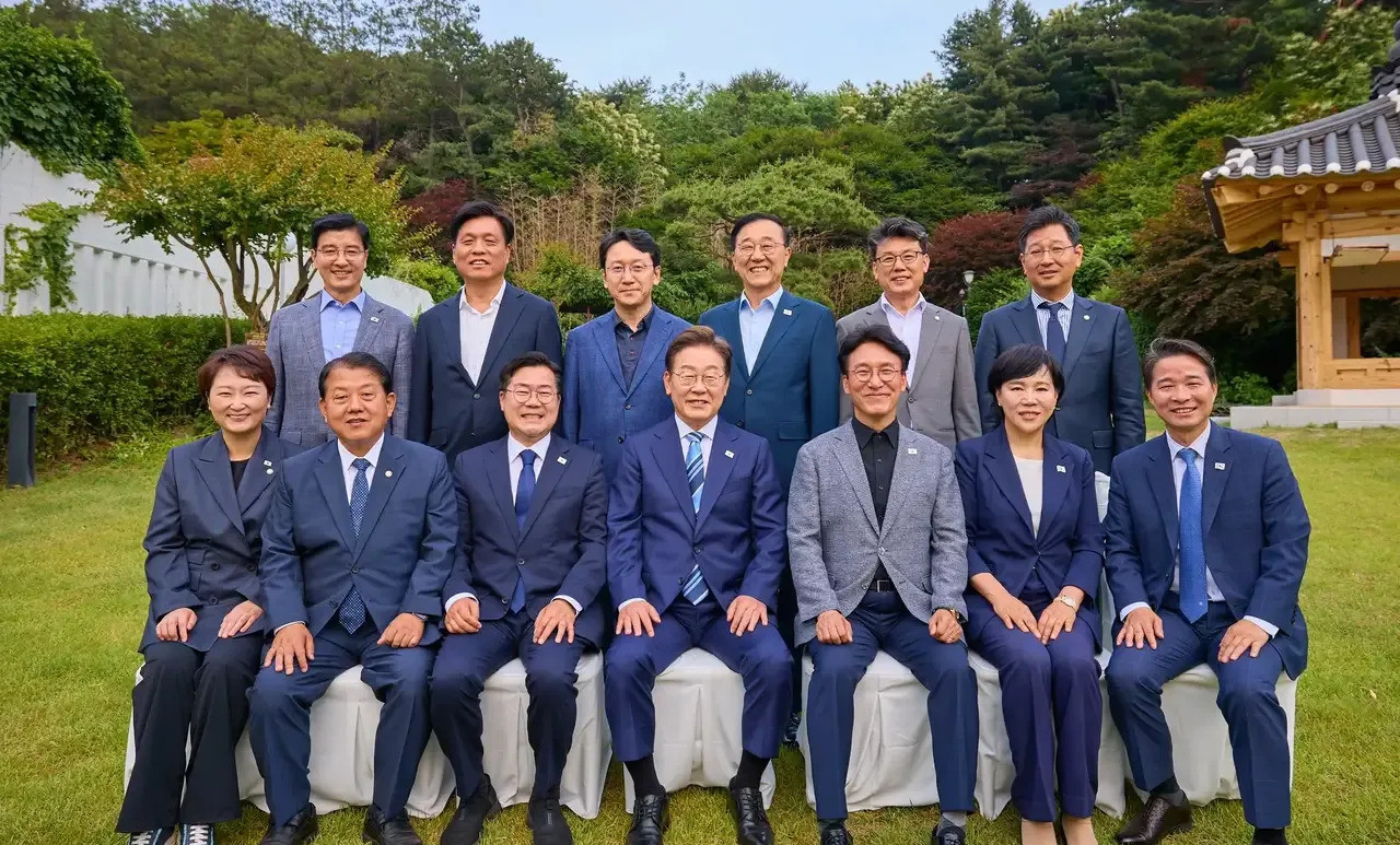 李在明和他的“兄弟们”笑开颜---