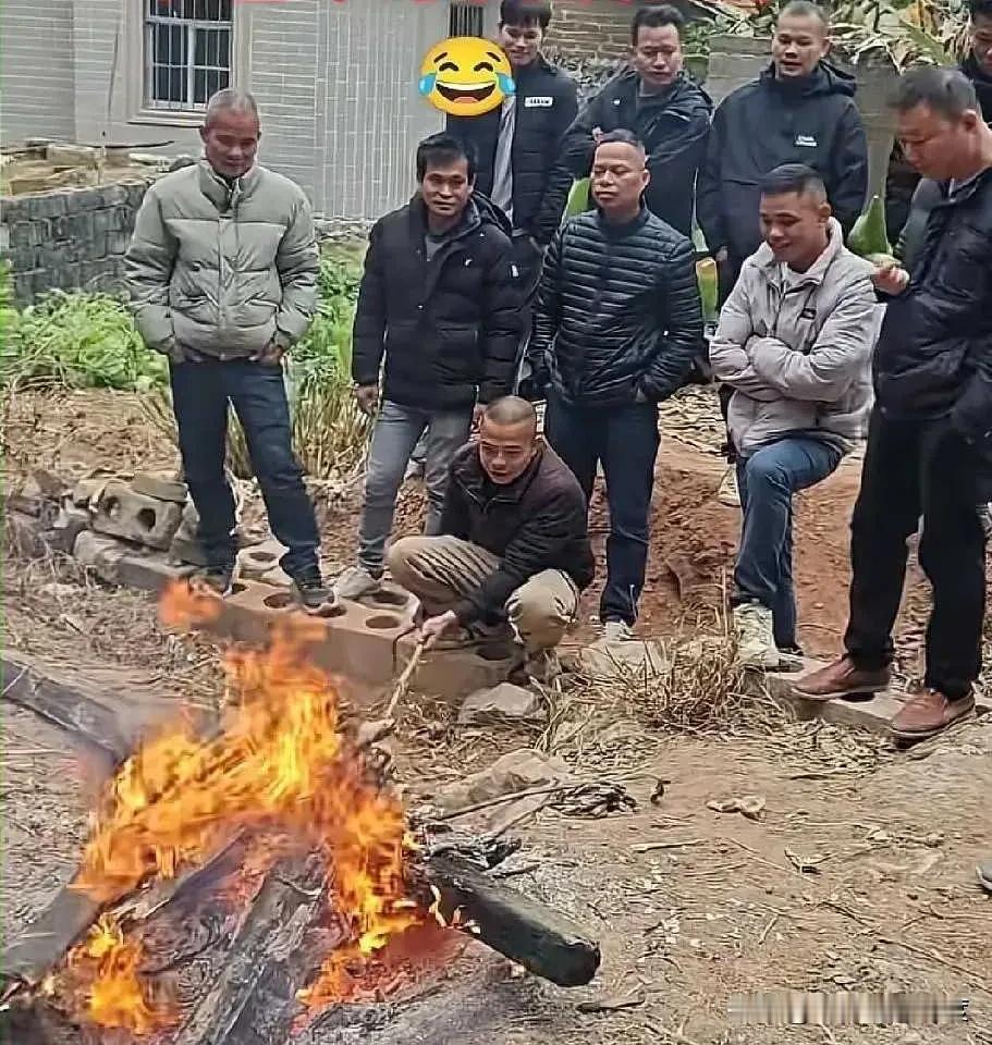南方人富裕是有原因的，看这一大帮男人，为了节省家里的电费，在户外以篝火取暖，着实