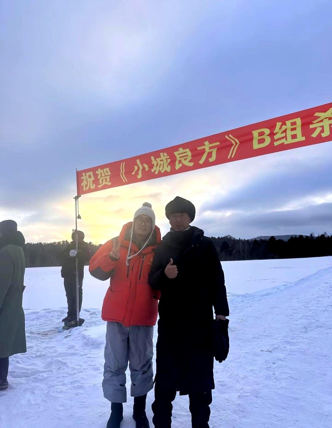 杀青宴都吃完了，肖战还不走，把导演都给看懵了。别人都在举杯庆祝，他一个人猫