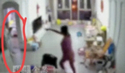 儿媳因先给孩子洗的衣服，没有给丈夫洗袜子，被婆婆就揪住头发撕扯，抱在怀里的孩子被