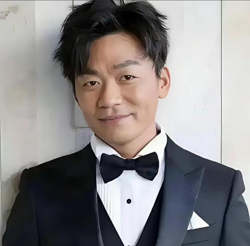 马蓉半夜发微博，说离婚快九年，自己“人财两空”。她承认当年太年轻选错人，也承认宋