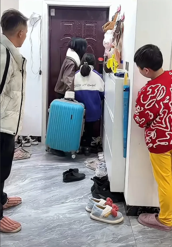 有个女人被老公家暴好多年了，一直为了孩子忍着。她问14岁的儿子你爸打我的时候你帮